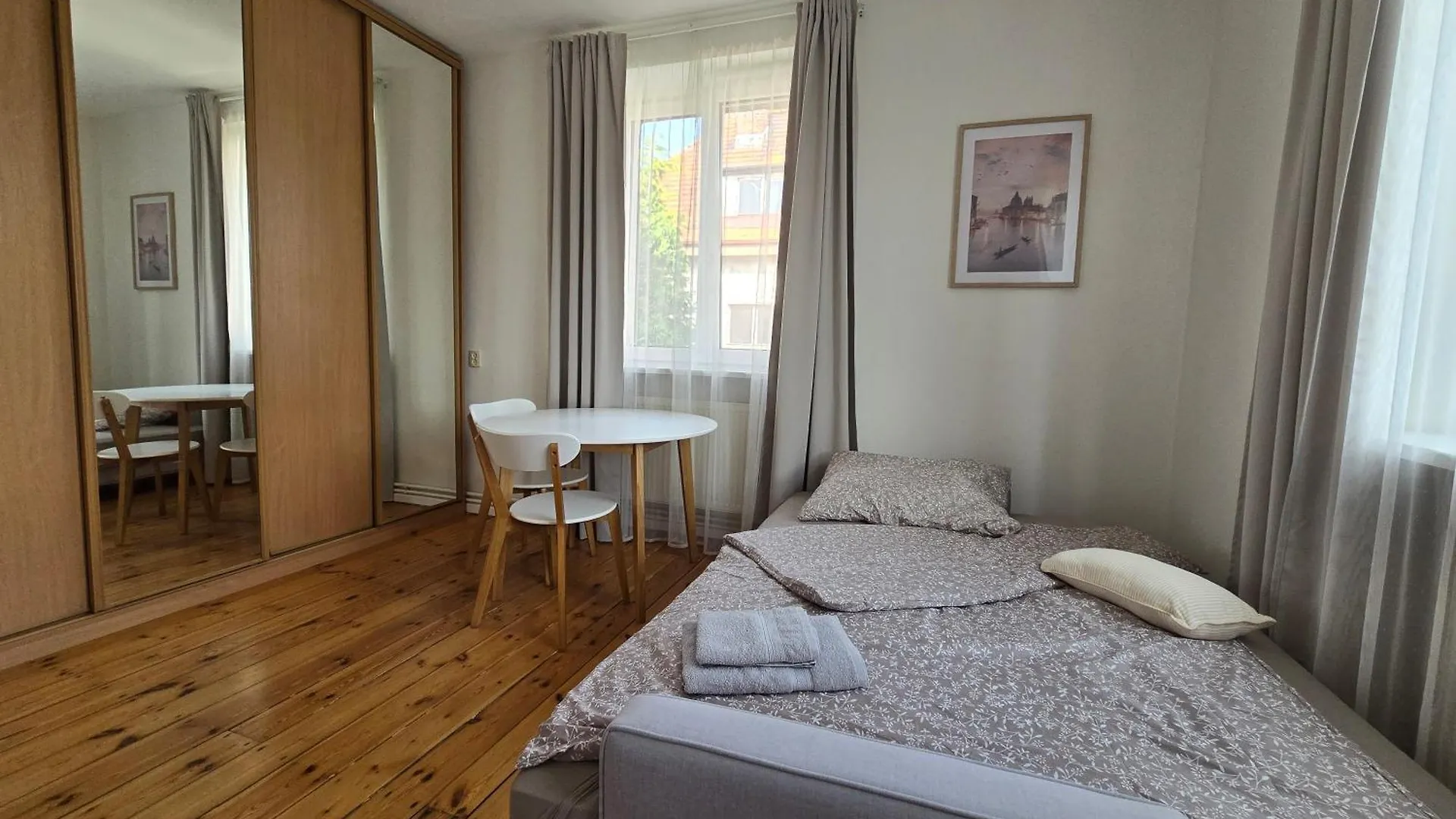 Przestronne Pokoje W Domu Prywatnym Ze Wspolna Lazienka Prywatnosc I Komfort Wroclaw Bed & Breakfast
