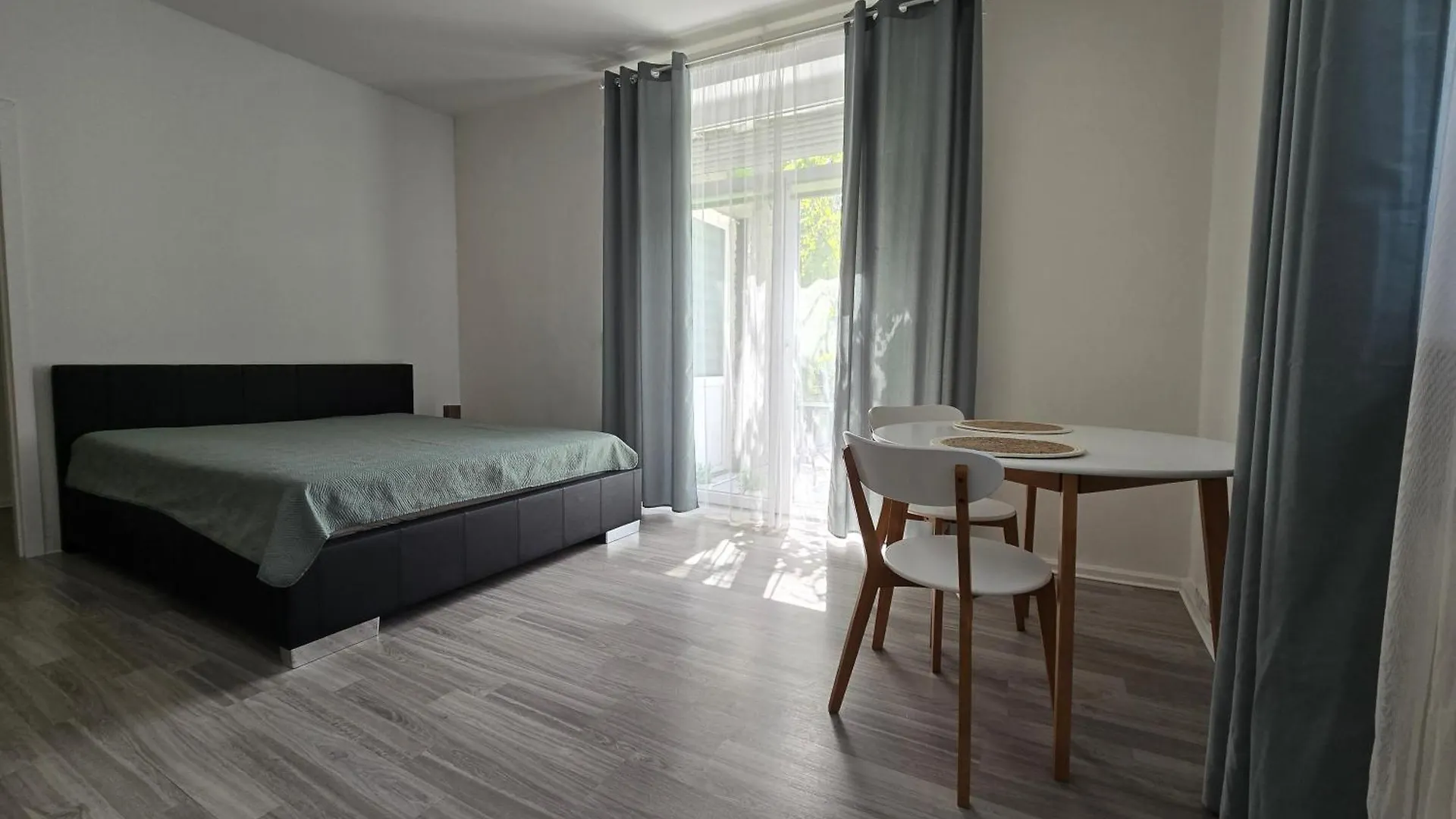 Przestronne Pokoje W Domu Prywatnym Ze Wspolna Lazienka Prywatnosc I Komfort Wroclaw Bed & Breakfast
