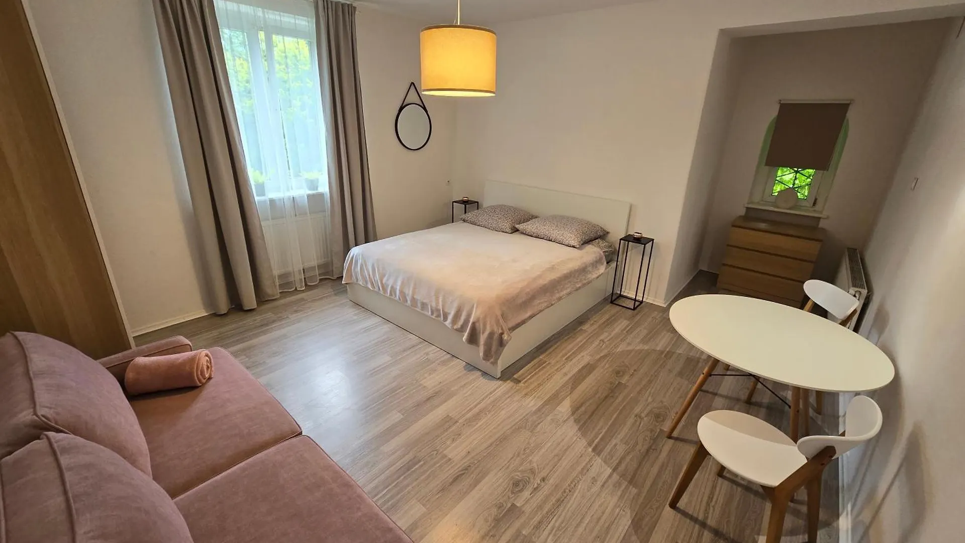 Przestronne Pokoje W Domu Prywatnym Ze Wspolna Lazienka Prywatnosc I Komfort Wroclaw Bed & Breakfast